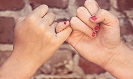 Dreaming of the Little Finger: 8 Meanings and Symbolisms