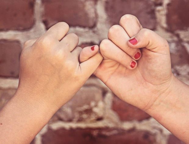 Dreaming of the Little Finger: 8 Meanings and Symbolisms