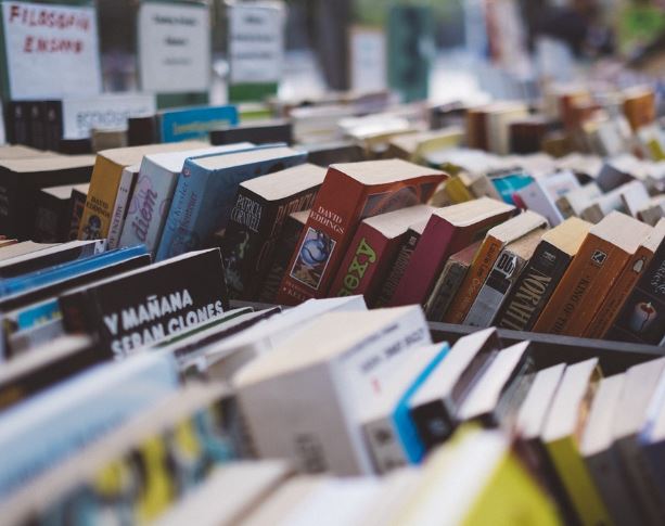 Dreaming of a bookstore : 7 Meanings and Symbolisms