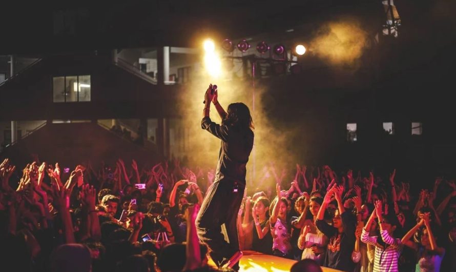 Dreaming of a singer : 23 Meanings and Symbolisms