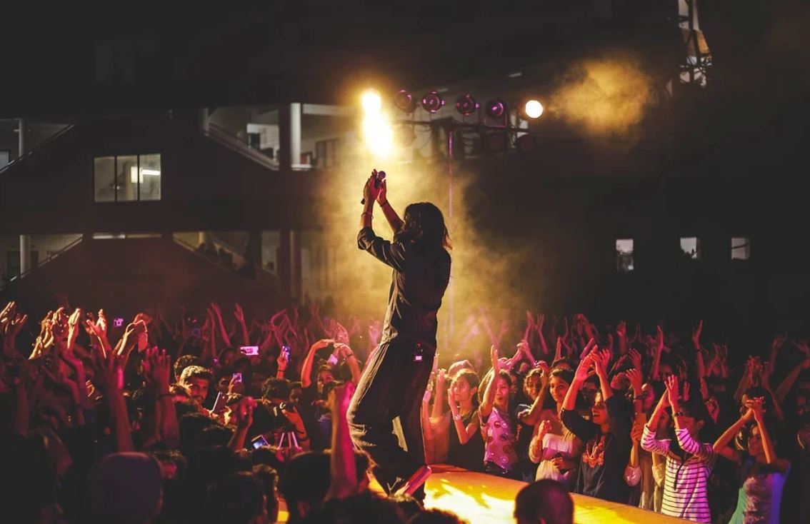 Dreaming of a singer : 23 Meanings and Symbolisms